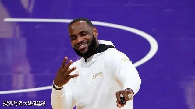 洛杉矶湖人队五换一，拿下犹他爵士内线，只为造三巨头夺冠