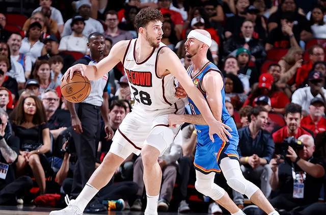 在老鹰官宣签下当特后，休斯顿火箭欲签下36+12的超级后场