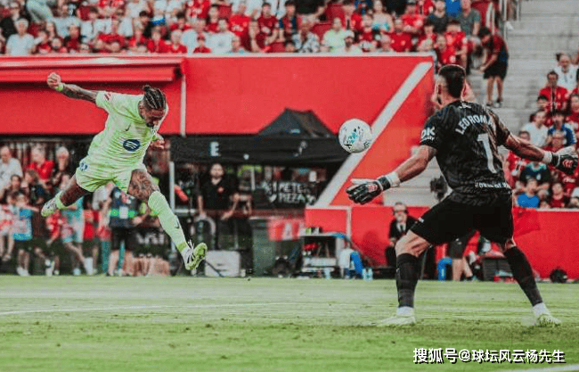 西甲战火重燃，巴萨3-0大胜马洛卡，马洛卡两人染红吞苦果