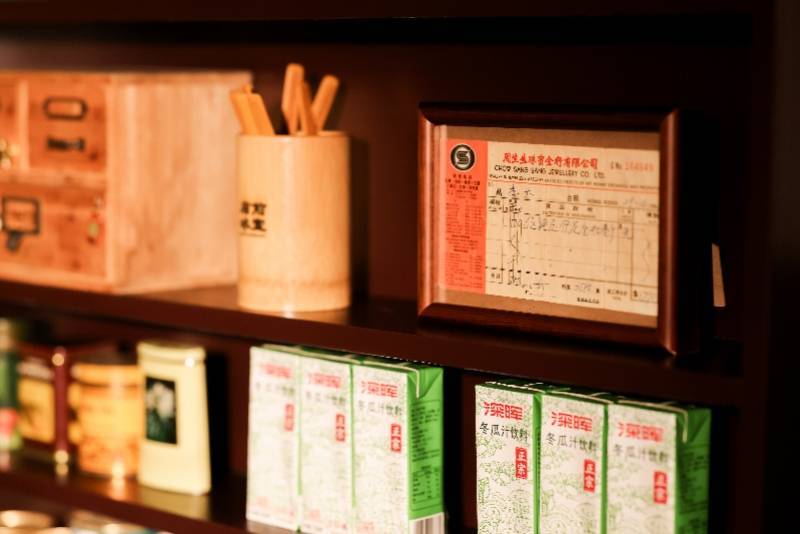 跨界正当时，人气酒吧联名金铺、NBA展开新潮文化叙事