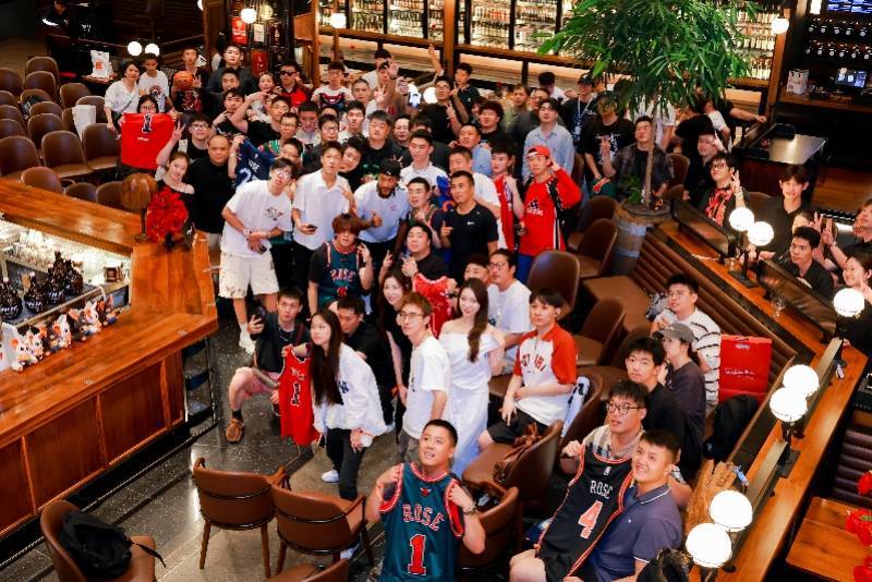 跨界正当时，人气酒吧联名金铺、NBA展开新潮文化叙事