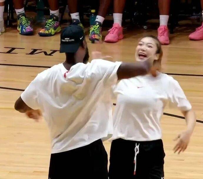 梦幻联动！韦世豪现身詹姆斯成都行，身穿6号球衣；李梦与詹姆斯霸王步庆祝