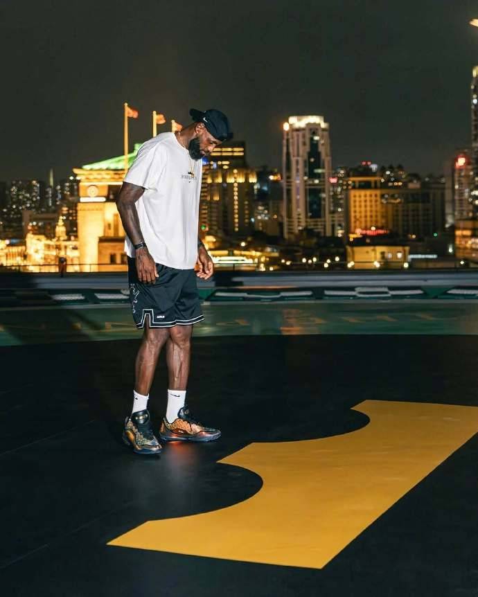 梦幻联动！韦世豪现身詹姆斯成都行，身穿6号球衣；李梦与詹姆斯霸王步庆祝