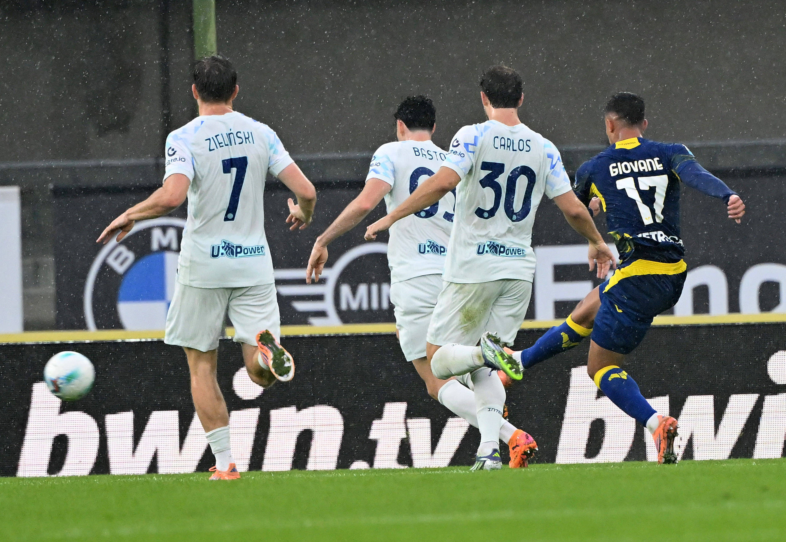 (体育)足球——意甲:国际米兰胜维罗纳