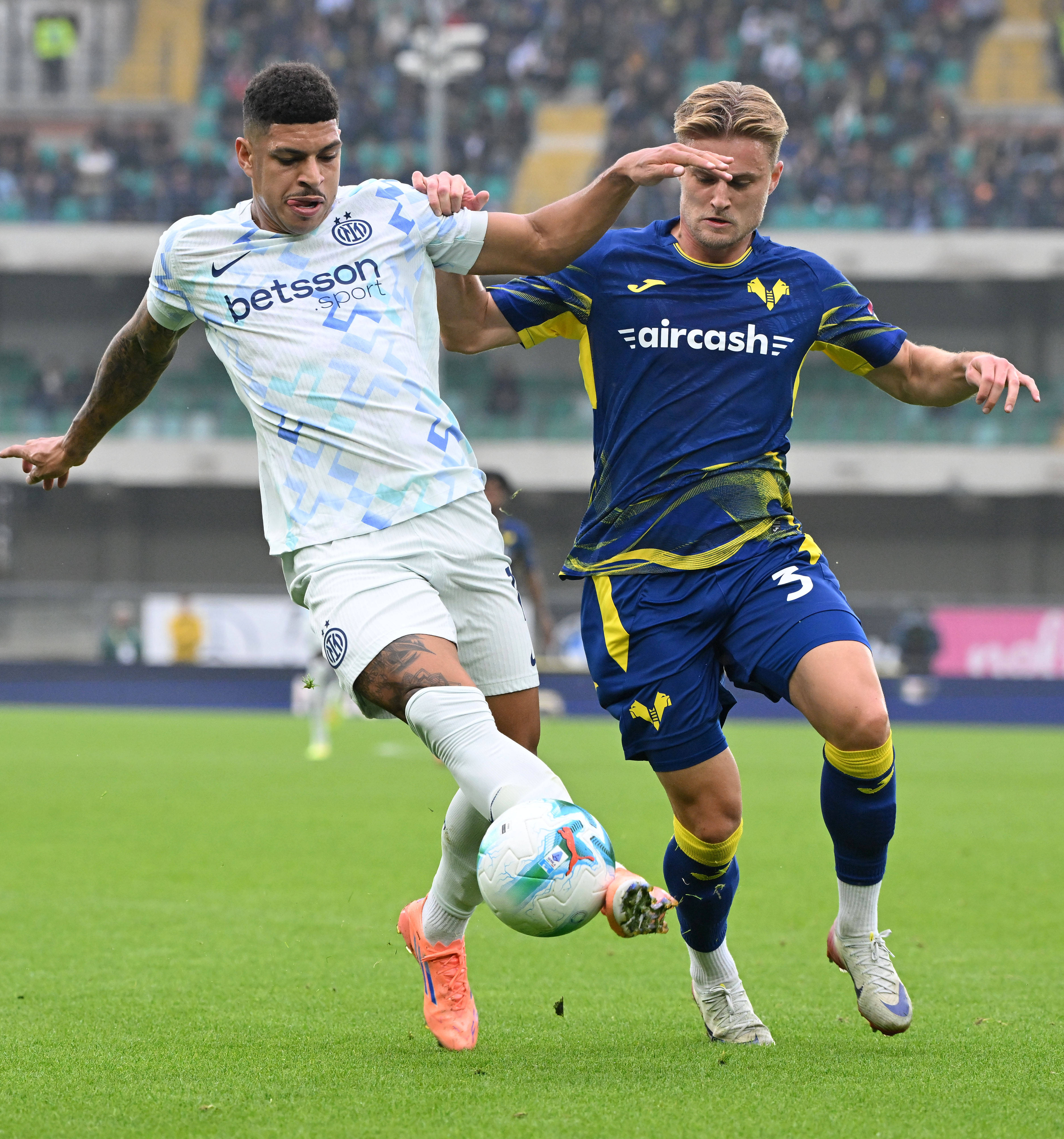 (体育)足球——意甲:国际米兰胜维罗纳