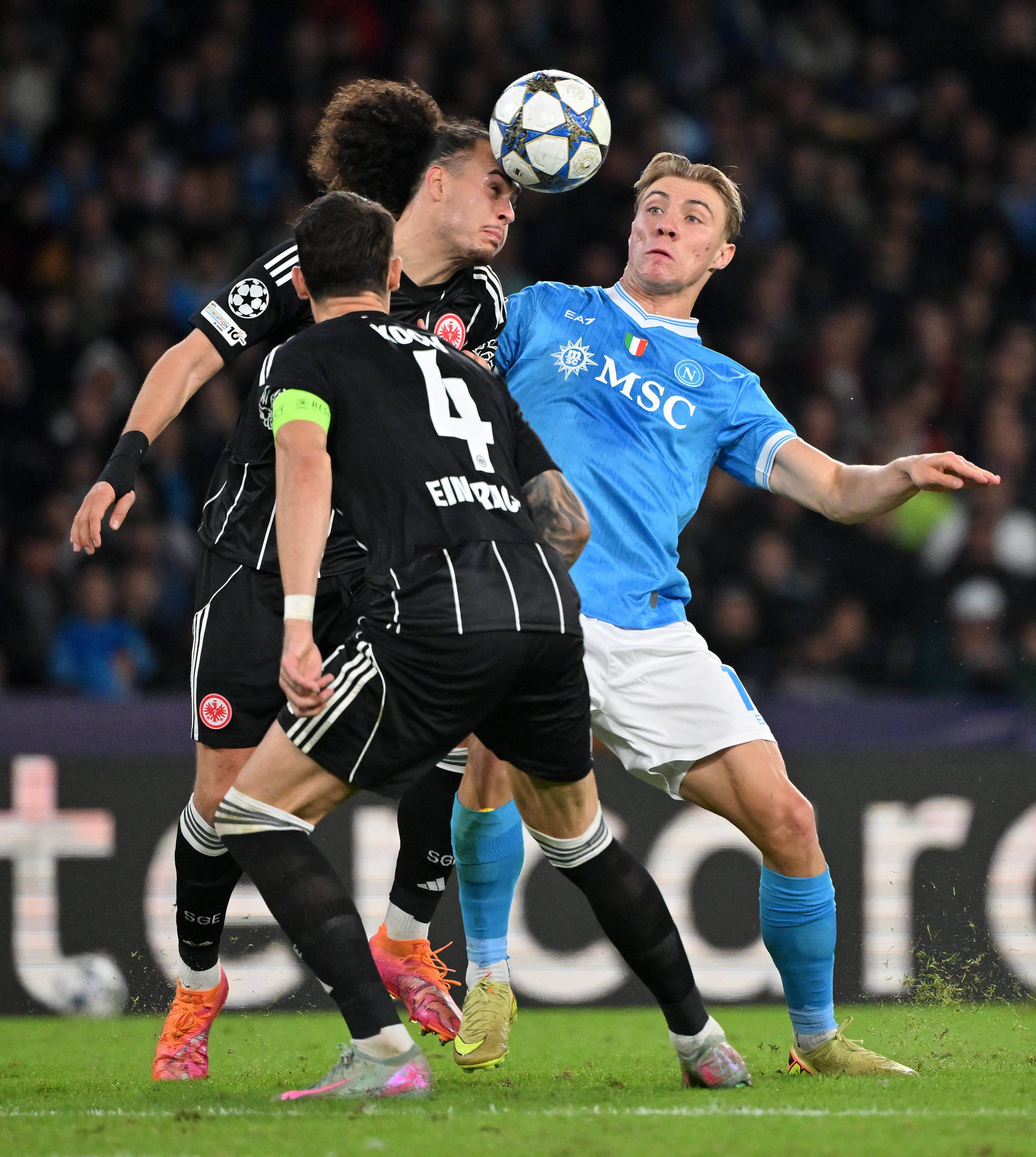 (体育)足球——欧冠:那不勒斯平法兰克福