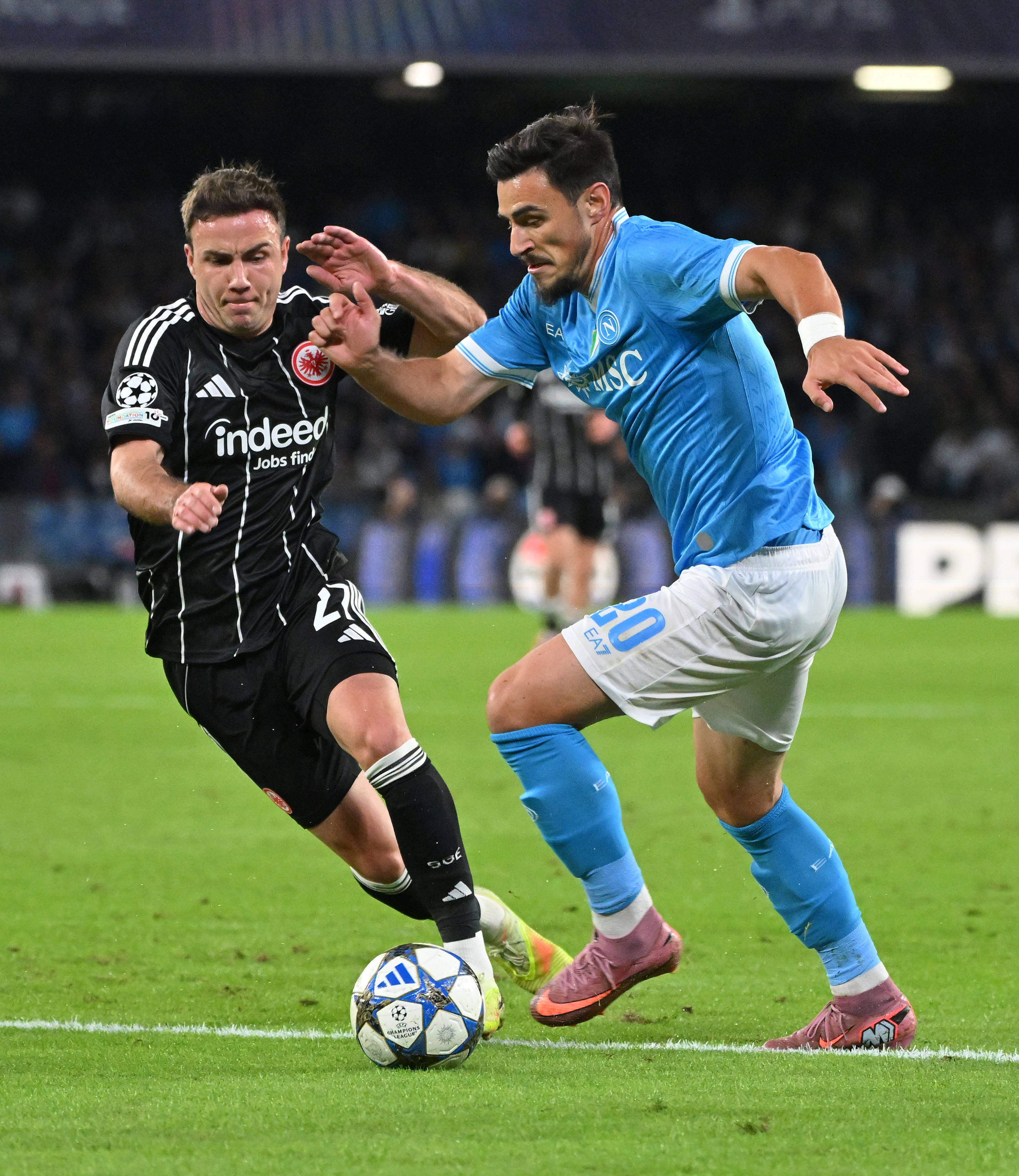 (体育)足球——欧冠:那不勒斯平法兰克福