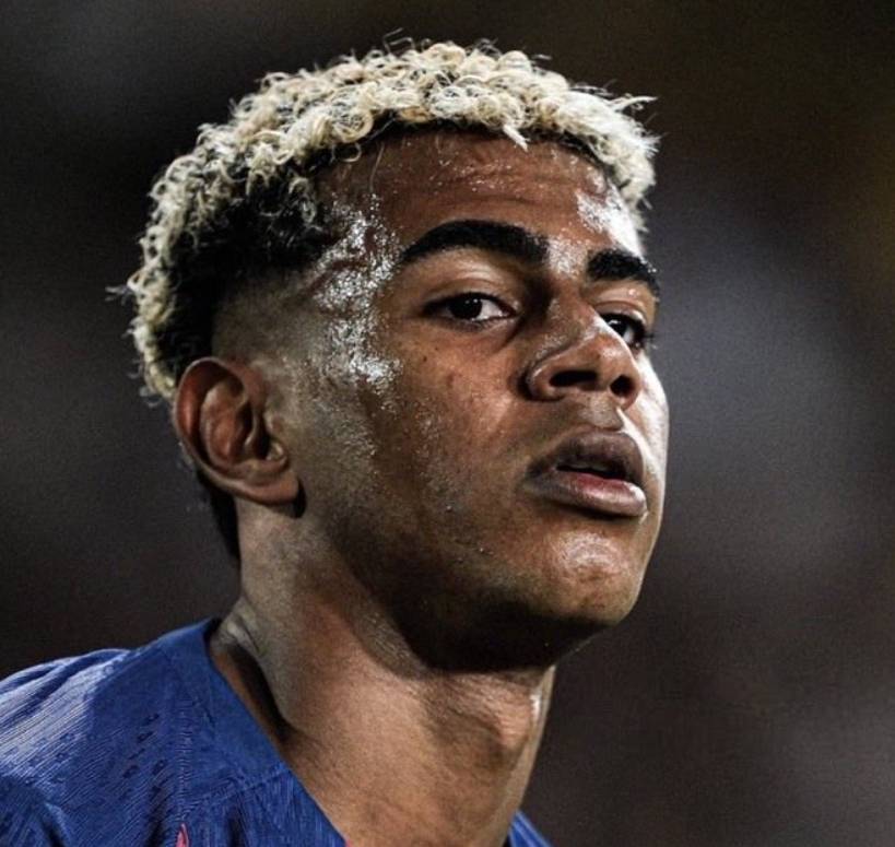 巴萨队友力挺亚马尔，佩德里库巴西取关卡瓦哈尔，西班牙队内讧？